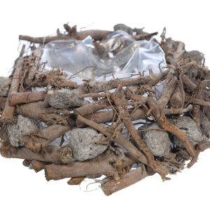 nido ramas de madera y piedra